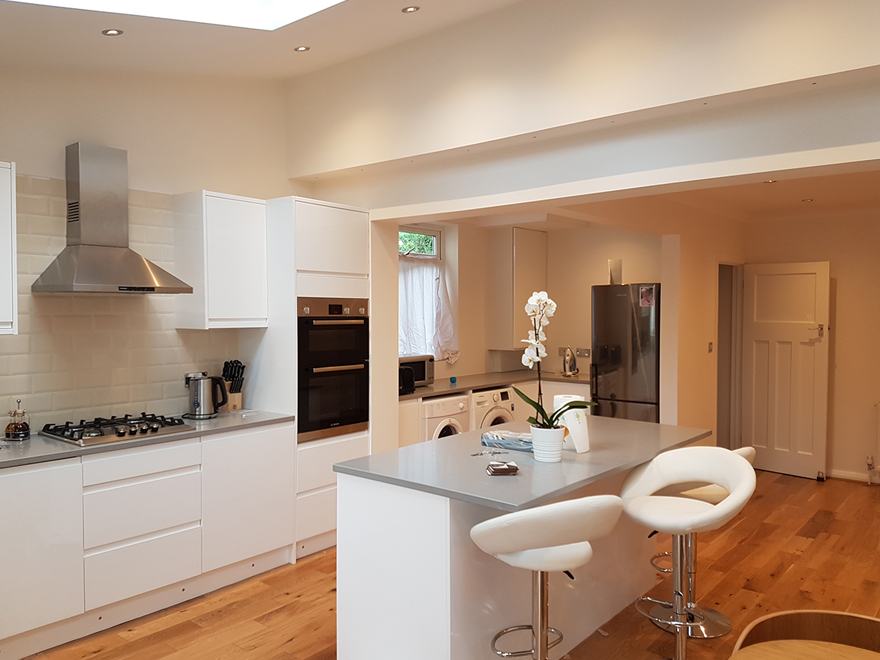 White gloss kitchen with granite worktops at Chaffinch Avenue