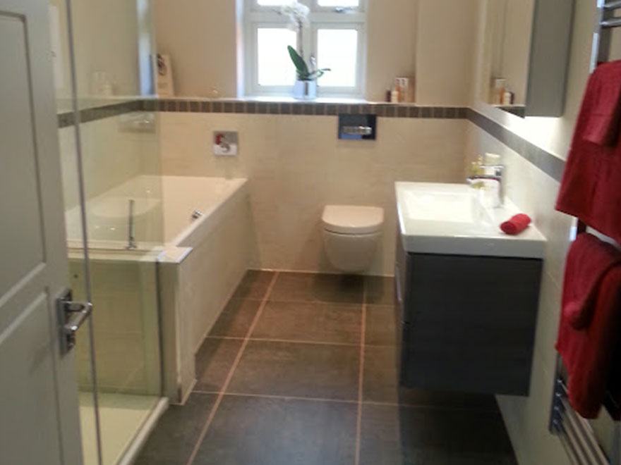 Family bathroom with porcelain tiles